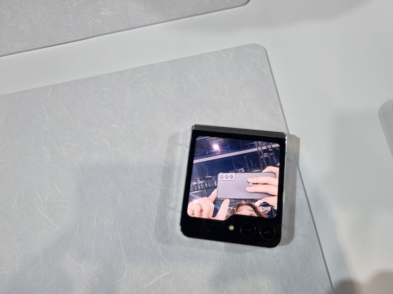 갤럭시Z플립5을 닫아도 넓은 외부 스크린을 통해 사진을 찍을 수 있다. /사진=임수빈 기자