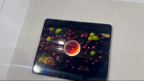 갤럭시 Z폴드5를 펼치면 큰 화면으로 고화질 영상을 감상할 수 있다. /사진=임수빈 기자