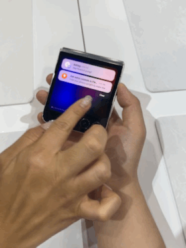 갤럭시Z플립5을 닫은 채 여러 위젯을 활용할 수 있다. /사진=임수빈 기자