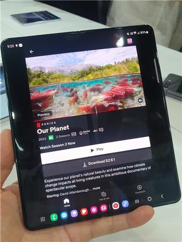 갤럭시 Z폴드5로 넷플릭스를 재생한 모습 [촬영 조성미]