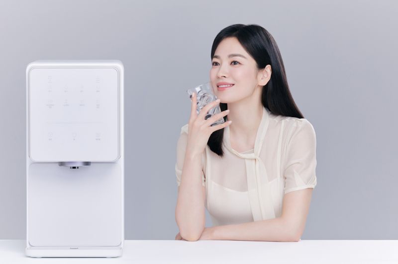 SK매직 얼음정수기와 브랜드 모델 배우 송혜교. SK매직 제공.