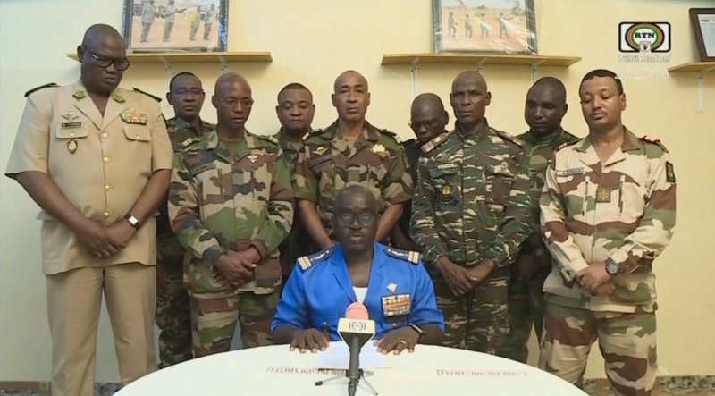 26일(현지시간) 니제르 국영 ORTN방송에 출연한 군 장교들이 쿠데타 성명을 낭독하고 있다.AFP연합뉴스