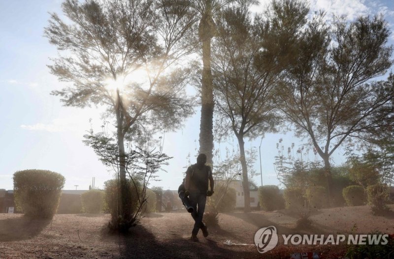 미국 남부 애리조나주 '타는 듯한 더위' PHOENIX, ARIZONA - JULY 24: Alan Sibaja wears a head covering for sun protection while working with a leaf blower amid the city's worst heat wave on record on July 24, 2023 in Phoenix, Arizona. While Phoenix endures periods of extreme heat every year, today is predicted to mar