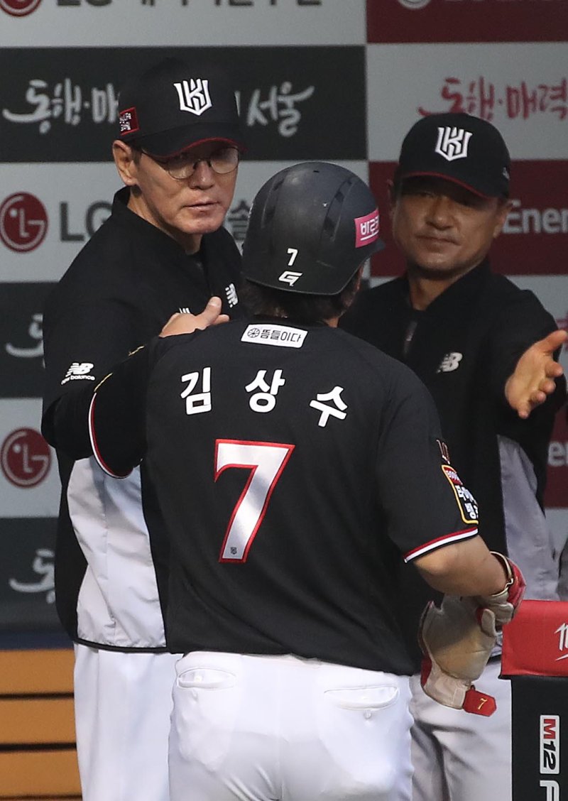 [서울=뉴시스] 조수정 기자 = 6일 서울 송파구 잠실야구장에서 열린 프로야구 KBO리그 kt위즈와 LG트윈스 경기, 4회초 1사 2,3루 kt 박병호 타석 때 3루주자 김상수가 선취 1점을 올리며 덕아웃에서 이강철 감독과 기쁨을 나누고 있다. 2023.07.06. chocrystal@newsis.com