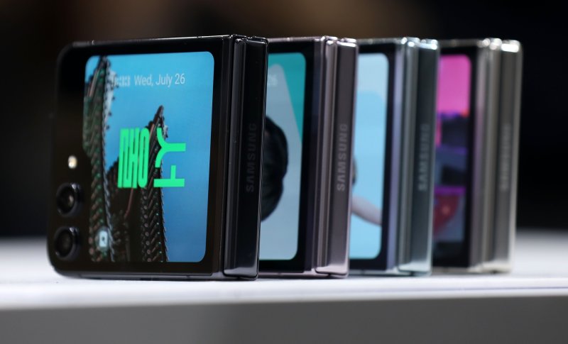 [서울=뉴시스] 김선웅 기자 = 26일 서울 강남구 코엑스에서 열린 갤럭시 언팩 2023에서 행사 참석자들이 갤럭시 Z 플립5, Z 폴드5, 갤럭시 워치6, 갤럭시 탭 S9 등 공개된 제품을 체험하고 있다. 2023.07.26. mangusta@newsis.com