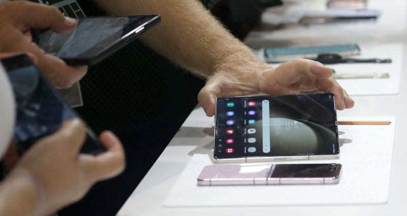 [서울=뉴시스] 김선웅 기자 = 26일 서울 강남구 코엑스에서 열린 갤럭시 언팩 2023에서 행사 참석자들이 갤럭시 Z 플립5, Z 폴드5, 갤럭시 워치6, 갤럭시 탭 S9 등 공개된 제품을 체험하고 있다. 2023.07.26. mangusta@newsis.com