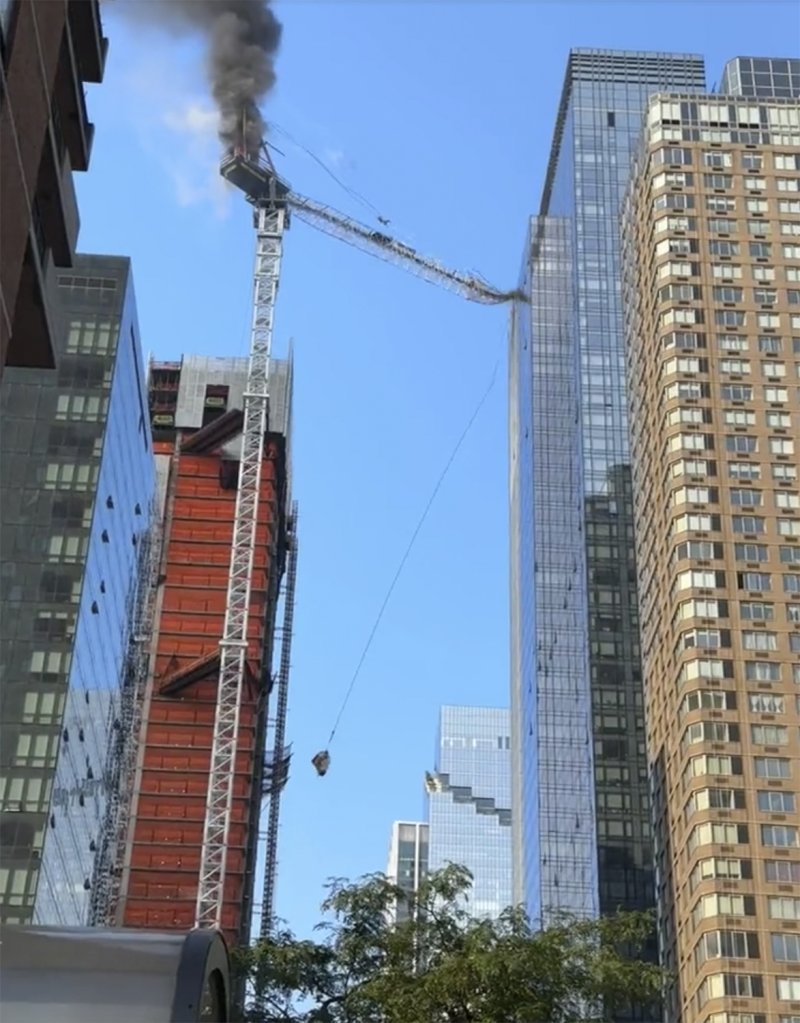 [뉴욕(미국)=AP/뉴시스] 미국 뉴욕 맨해튼의 공사 현장에서 45층 높이의 타워크레인이 일부 붕괴해 12명이 다쳤다고 26일(현지 시간) 미국 뉴욕타임스는 보도했다. 사진은 불 붙은 타워크레인의 모습. 2023.07.27. /사진=뉴시스