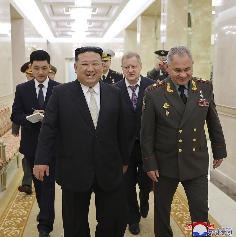 [평양=AP/뉴시스] 북한 조선중앙통신이 27일 제공한 사진에 김정은(왼쪽) 북한 국무위원장이 26일 당중앙위원회 본부 청사에서 세르게이 쇼이구 러시아 국방장관과 얘기하며 접견장으로 향하고 있다. 쇼이구 장관은 북한의 '조국해방전쟁' 승리 70주년을 축하하기 위해 평양을 방문했다. 2023.07.27.