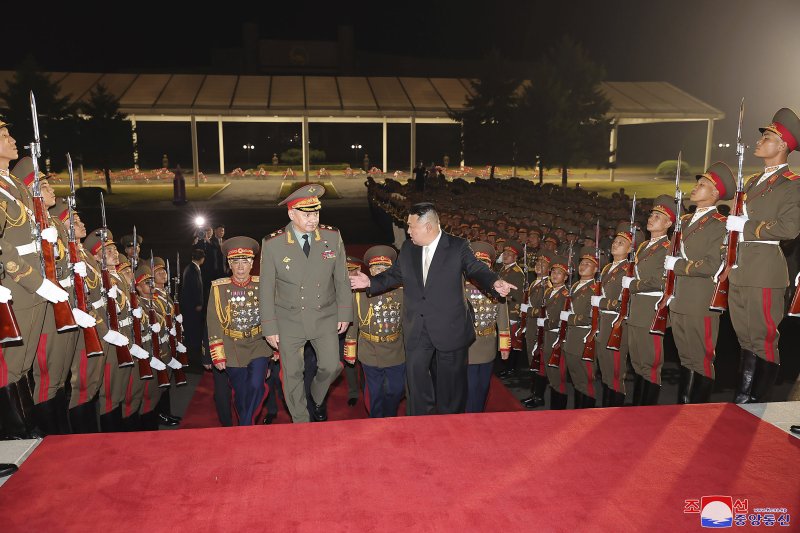 [평양=AP/뉴시스] 북한 조선중앙통신이 27일 제공한 사진에 김정은(오른쪽) 북한 국무위원장이 26일 세르게이 쇼이구 러시아 국방장관과 함께 평양에서 열리고 있는 '무장장비전시회 2023'을 방문하고 있다. 쇼이구 장관은 북한의 '조국해방전쟁' 승리 70주년을 축하하기 위해 평양을 방문 중이다. 2023.07.27.