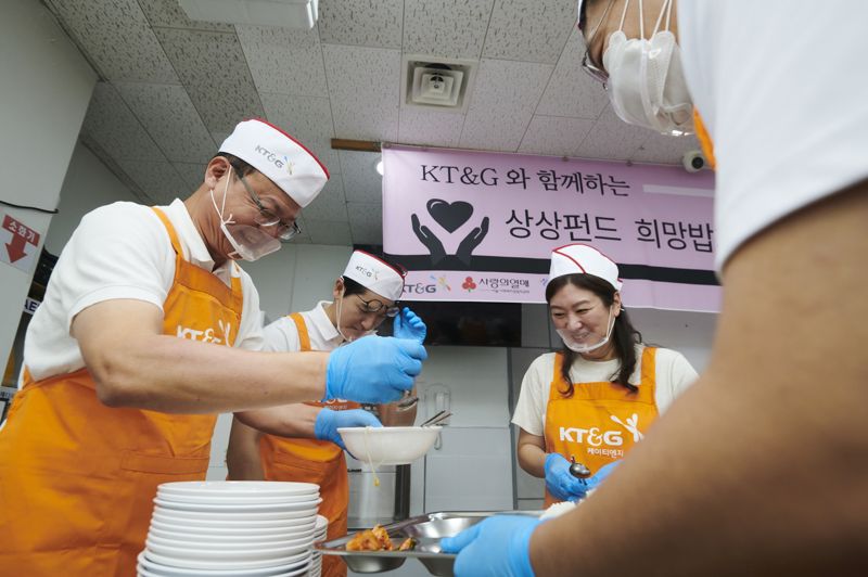 백복인 KT&G 사장(사진 왼쪽 첫 번째)와 임직원이 27일 서울 용산구의 무료급식소에서 배식 봉사활동을 하고 있다. /사진=KT&G