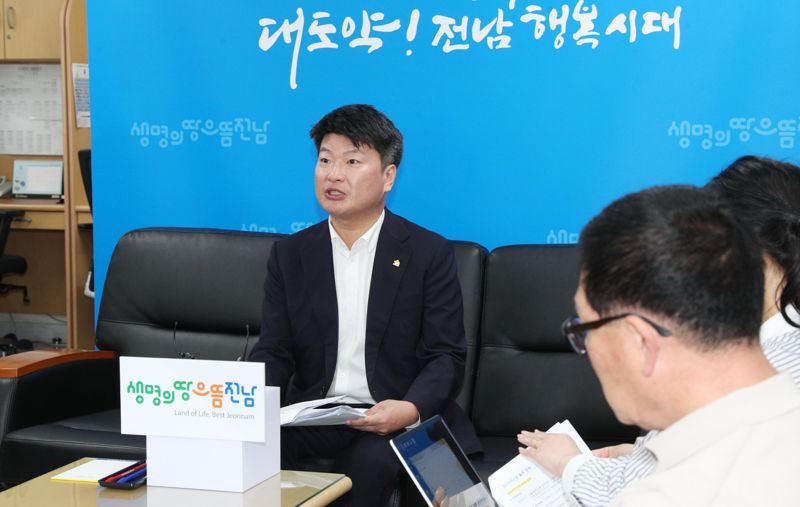 박창환 전남도 정무부지사가 27일 도청 기자실에서 기자간담회를 열고 이차전지와 데이터 클러스터, 첨단 바이오, 반도체 등 4대 첨단 전략산업을 차질 없이 추진하겠다고 밝히고 있다. 전남도 제공