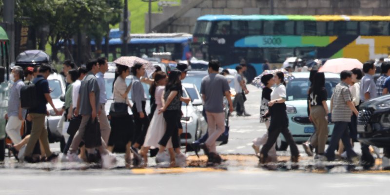 [서울=뉴시스] 황준선 기자 = 장마기간이 끝나고 무더운 날씨를 보인 27일 오후 서울 중구 세종대로에 아지랑이가 피어오르고 있다. 2023.07.27. hwang@newsis.com