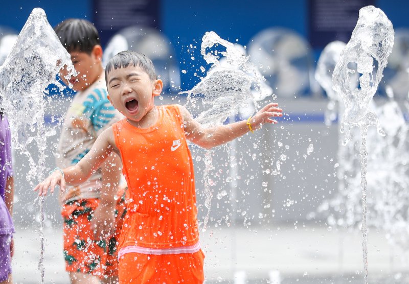 [서울=뉴시스] 황준선 기자 = 장마기간이 끝나고 무더운 날씨를 보인 27일 오후 서울 종로구 광화문 광장 분수대에서 아이들이 물놀이를 하고 있다. 2023.07.27. hwang@newsis.com