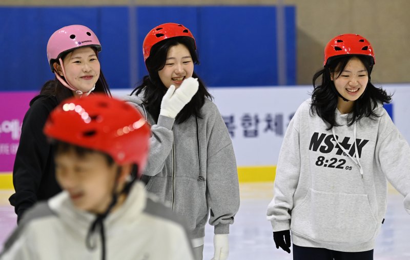 [수원=뉴시스] 김종택 기자 = 전국 곳곳에 폭염특보가 발효된 27일 경기도 수원시 광교복합체육센터 아이스링크에서 시민들이 스케이트를 타며 더위를 피하고 있다. 2023.07.27. jtk@newsis.com