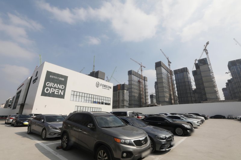 [서울=뉴시스] 조성봉 기자 = 무순위 청약의 무주택·거주지 요건이 폐지되는 28일 오후 서울 강동구 둔촌주공(올림픽파크 프레온) 모델하우스 주차장이 방문객들 차량으로 북적이고 있다. 다음 달 무순위 청약을 시작하는 서울 강동구 둔촌주공을 비롯해 일부 단지가 규제 완화 혜택을 받을 전망이다. 2023.02.28. suncho21@newsis.com