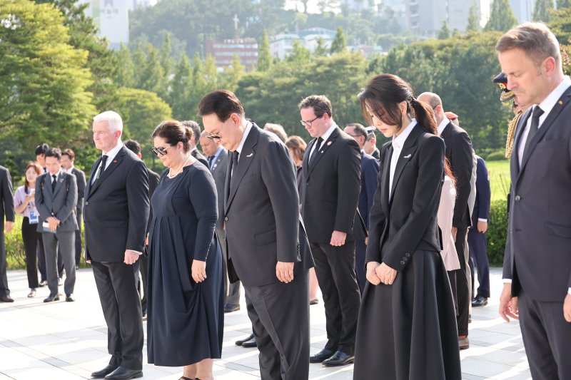 유엔공원 찾은 尹부부, 현직 대통령으로 첫 유엔군 위령탑 참배