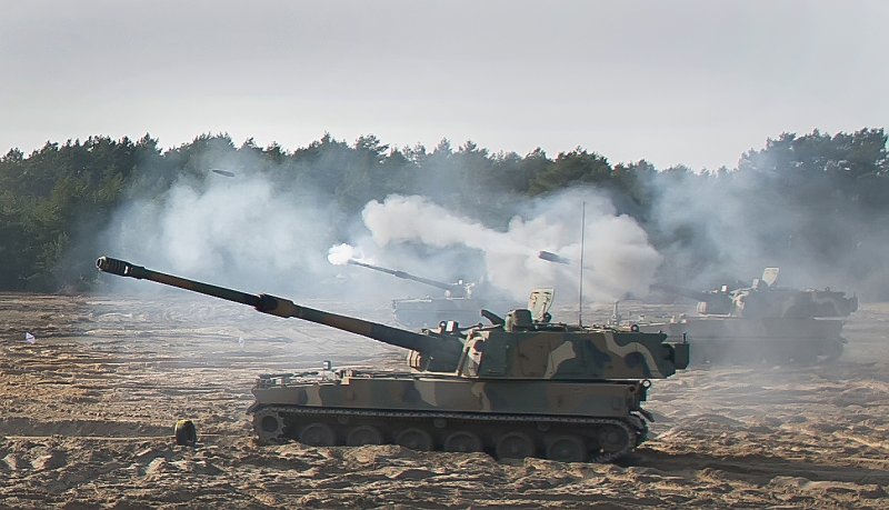 지난 2월 23일(현지시각) 폴란드 토룬 포병사격장에서 우리가 수출한 K9 자주포가 표적을 향해 포탄을 발사하고 있다. 사진=국방부 제공