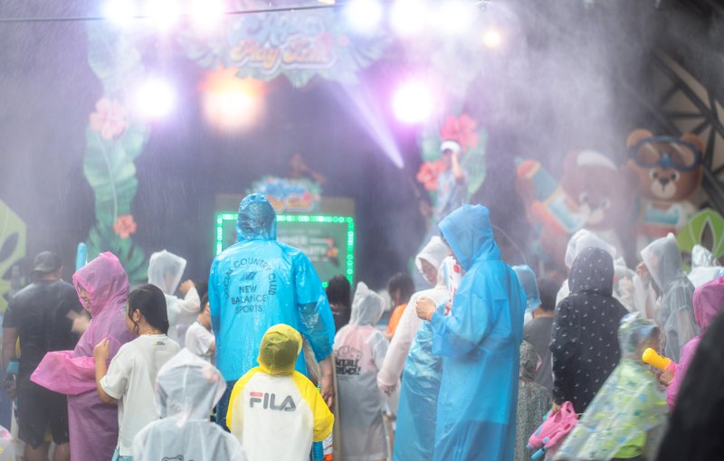 대구 이월드 어드벤처광장에서 워터 플레이 파티를 즐기는 모습. (이월드 제공)