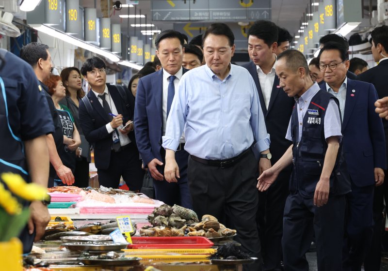 윤석열 대통령이 지난 7월27일 부산 중구 자갈치시장을 찾아 수산물 시장 상황을 점검하고 있다. 연합뉴스