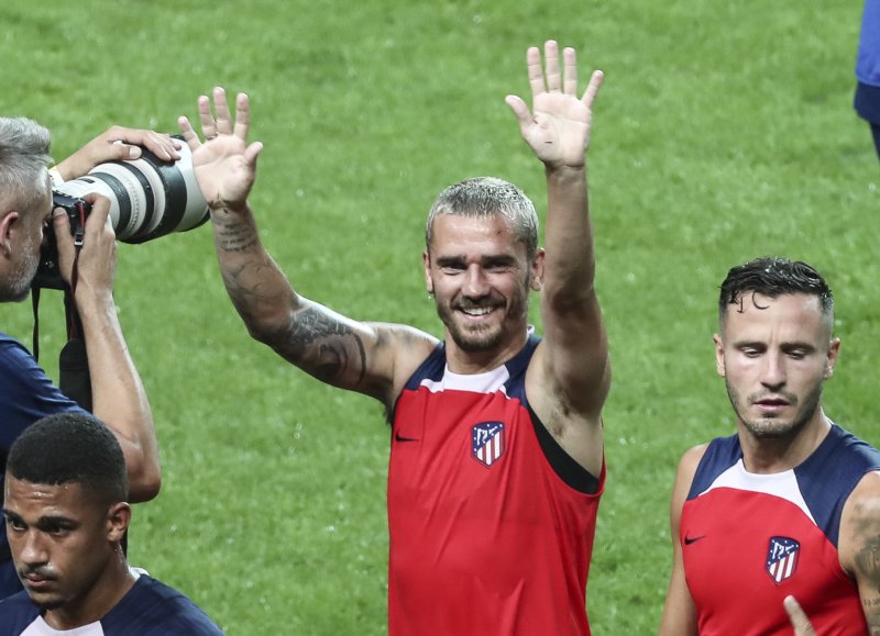 [서울=뉴시스] 김근수 기자 = 아틀레티코 마드리드 앙투한 그리즈만이 26일 오후 서울시 마포구 서울상암월드컵 경기장에서 쿠팡플레이시리즈 1차전 팀 K리그와 경기를 하루 앞두고 열린 오픈트레이닝을 마치고 관객들에게 인사를 하고 있다. 2023.07.26. ks@newsis.com