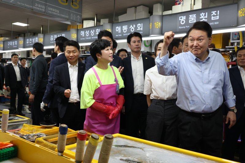 [부산=뉴시스] 홍효식 기자 = 윤석열 대통령과 부인 김건희 여사가 27일 부산 중구 자갈치시장을 찾아 상인을 격려하고 있다. (대통령실통신사진기자단) 2023.07.27. yesphoto@newsis.com