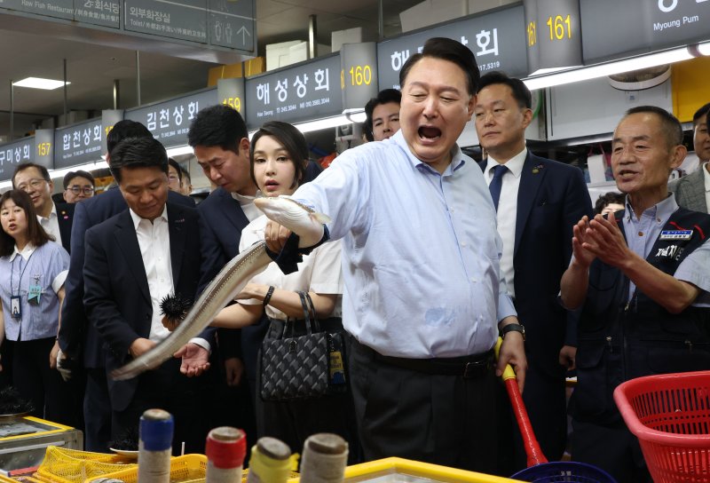 [부산=뉴시스] 홍효식 기자 = 윤석열 대통령이 27일 부산 중구 자갈치시장을 찾아 장어를 잡고 있다. (대통령실통신사진기자단) 2023.07.27. yesphoto@newsis.com