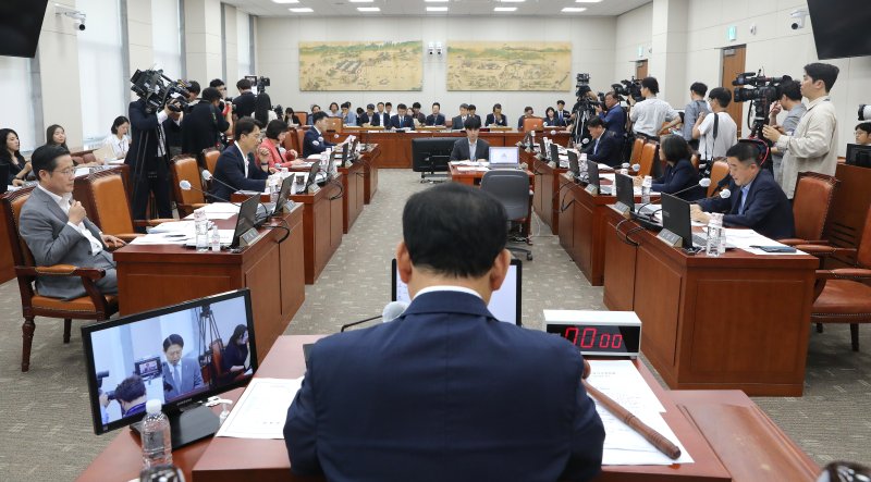 묵념으로 시작한 교육위, 교권회복 '한목소리'에도 세부내용은 엇갈려