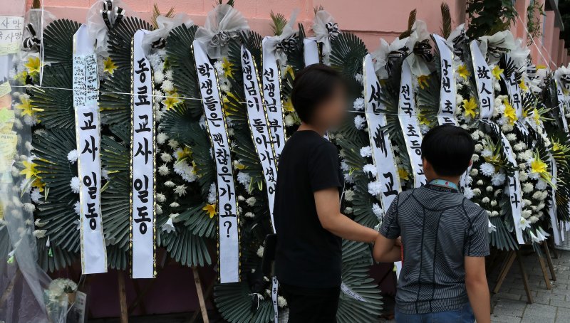 25일 서울 서초구 서이초등학교를 찾은 한 모녀가 교내에서 극단 선택으로 숨진 교사를 위한 추모 메시지를 읽고 있다. /뉴스1 ⓒ News1 이동해 기자 /사진=뉴스1