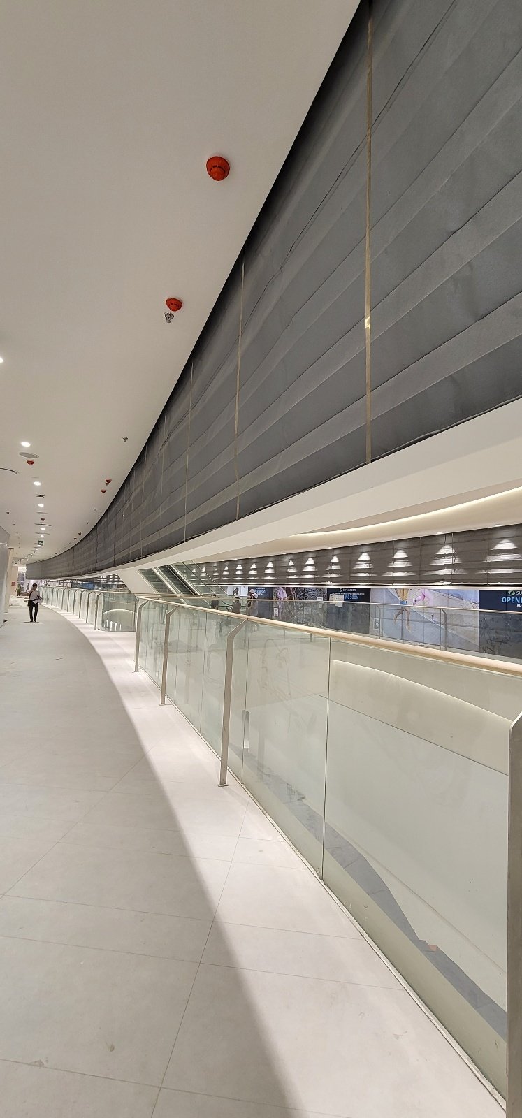 롯데몰 웨스트레이크 하노이에 설치된 최장 규모의 방화 스크린 셔터. 2023. 7. 20.뉴스1 ⓒ News1 황보준엽 기자