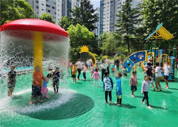 인천 연수구 부수지공원 내 마련된 물놀이장에서 아이들이 물놀이를 하고 있다. 인천시 제공.