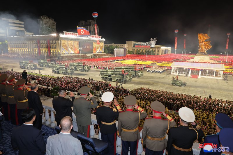 北열병식서 "이제 북핵을 대놓고 두둔하는 중국, 러시아"