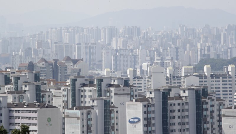 28일 서울 성북구 북서울꿈의숲 전망대에서 바라본 서울 도심 모습/사진=뉴스1