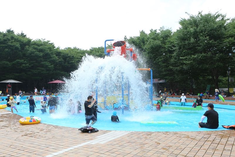 광양제철소가 포스코와 그룹사 및 지역민들을 대상으로 지난 22일부터 오는 8월 15일까지 일정으로 백운산수련원을 개장한 가운데 27일 시민들이 백운산수련원 야외수영장에서 물놀이를 즐기고 있다. 광양제철소 제공