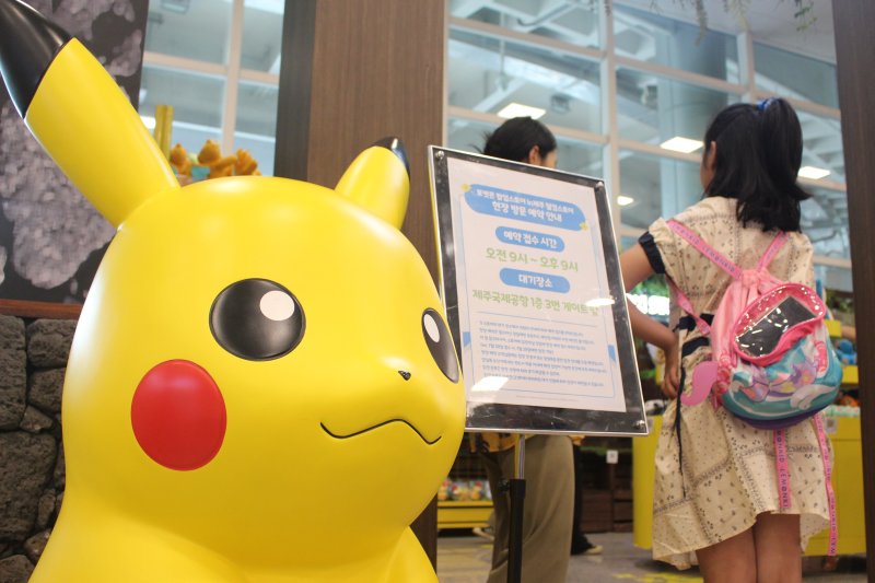 [제주=뉴시스] 양영전 기자 = 28일 오전 제주국제공항 1층 도착장에 마련된 포켓몬 팝업스토어에 관광객들이 발걸음이 이어지고 있다. 제주국제공항은 이날부터 다음 달 27일까지 팝업스토어를 운영한다. 2023.07.28. 0jeoni@newsis.com