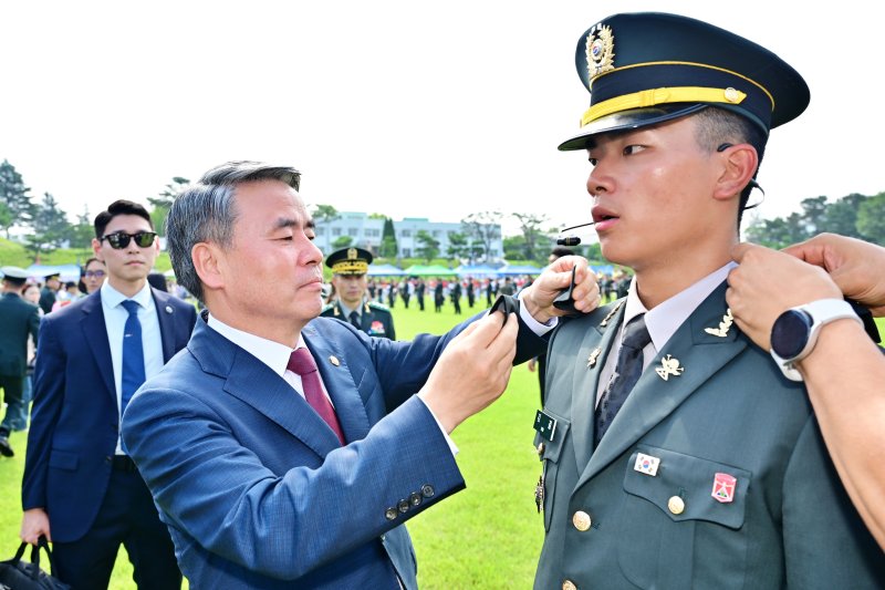 이종섭 국방부 장관이 28일 전북 익산시 육군부사관학교에서 열린 23-2기 부사관 임관식에서 신임 부사관에게 계급장을 달아주고 있다. 사진=육군 제공