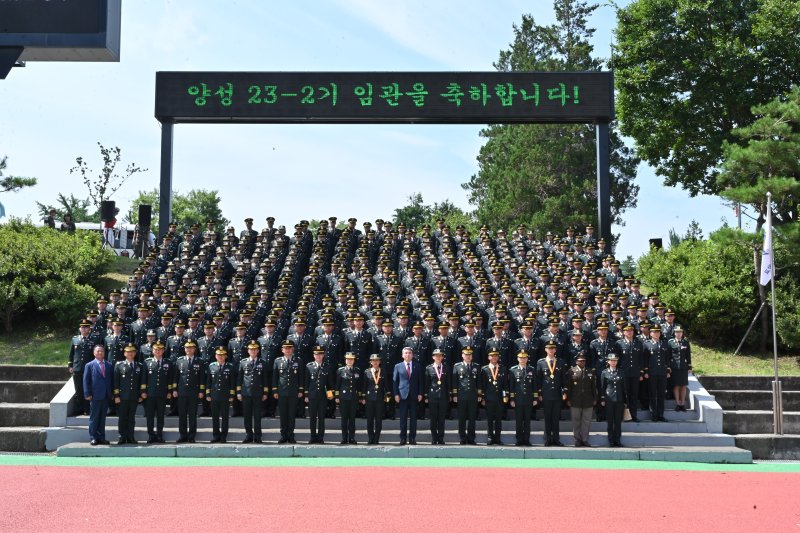 이종섭 국방부 장관이 28일 전북 익산시 육군부사관학교에서 열린 23-2기 부사관 임관식에서 신임 부사관들과 기념 촬영하고 있다.<div id='ad_body3' class='mbad_bottom' ></div> 사진=육군 제공