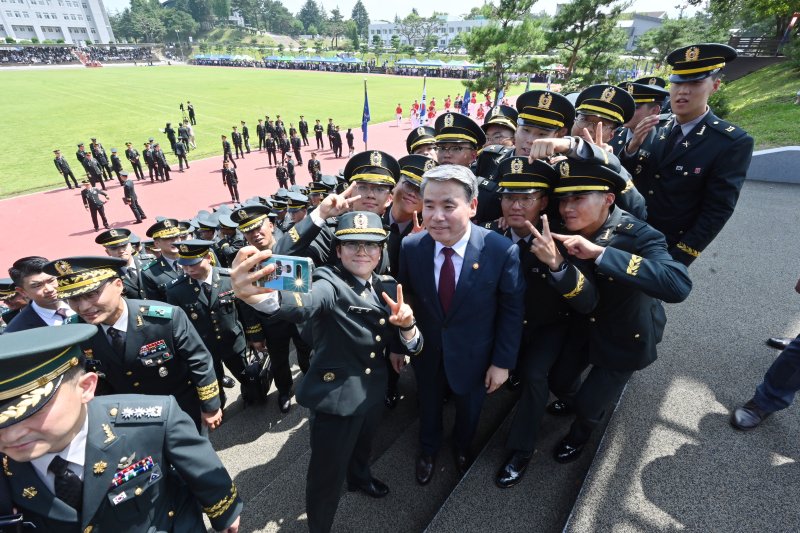 이종섭 국방부 장관이 28일 전북 익산시 육군부사관학교에서 열린 23-2기 부사관 임관식에서 신임 부사관들과 휴대전화로 기념사진을 촬영하고 있다. 사진=육군 제공