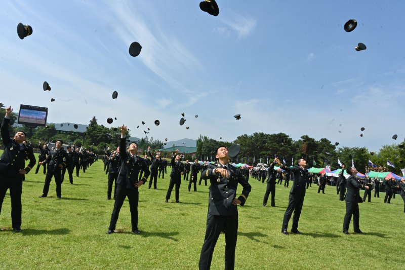 신임 부사관들이 28일 전북 익산시 육군부사관학교에서 열린 23-2기 부사관 임관식에서 정모를 하늘로 던지며 자축하고 있다. 사진=육군 제공