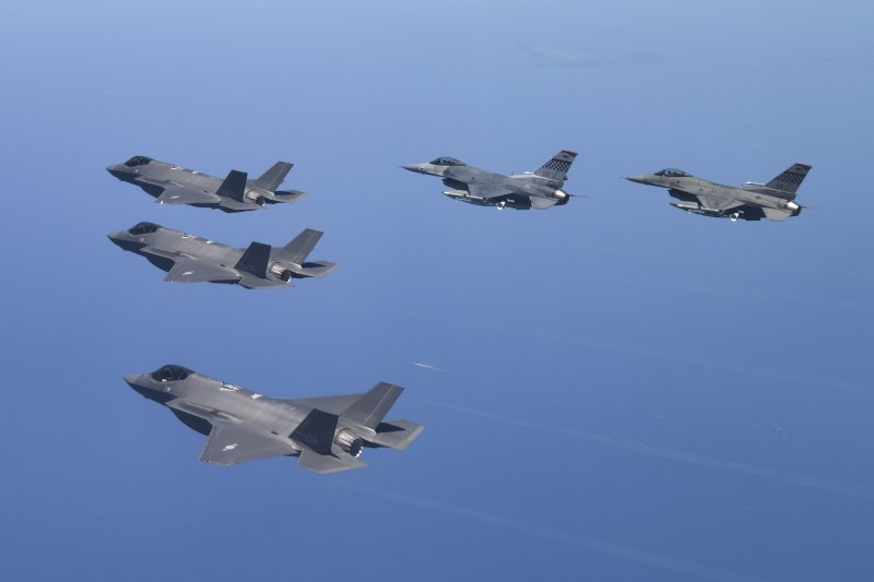공군이 지난 7월 24일부터 28일까지 한미 연합공중훈련 '쌍매훈련'을 실시했다고 28일 밝혔다. 사진은 28일 한국 공군 F-35A 3대가 미 공군의 F-16 2대와 편대비행 하는 모습. 사진=공군 제공