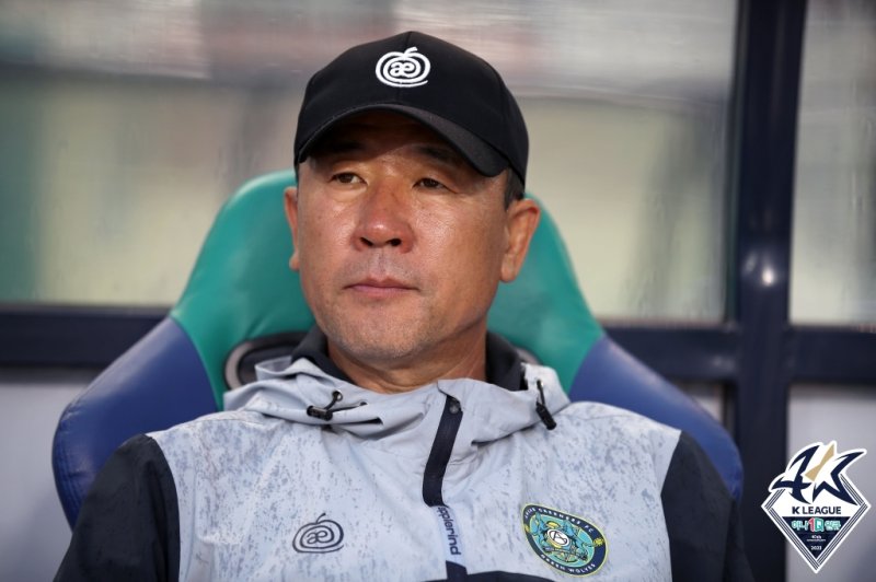 [서울=뉴시스] 프로축구 입단 등을 대가로 에이전트와 선수로부터 각각 수천만원을 받은 혐의 등을 받는 임종헌(57) 전 프로축구 2부리그 안산 그리너스 FC 감독이 구속 상태로 재판에 넘겨졌다. (사진 = 안산그리너스 제공) photo@newsis.com /사진=뉴시스