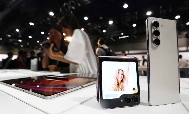 26일 서울 강남구 코엑스에서 열린 '갤럭시 언팩 2023' 행사 내 체험존에서 취재진을 비롯한 참석자들이 Z플립5, Z폴드5, 갤럭시 탭S9 등을 체험하고 있다. 2023.7.26/뉴스1 ⓒ News1 김민지 기자