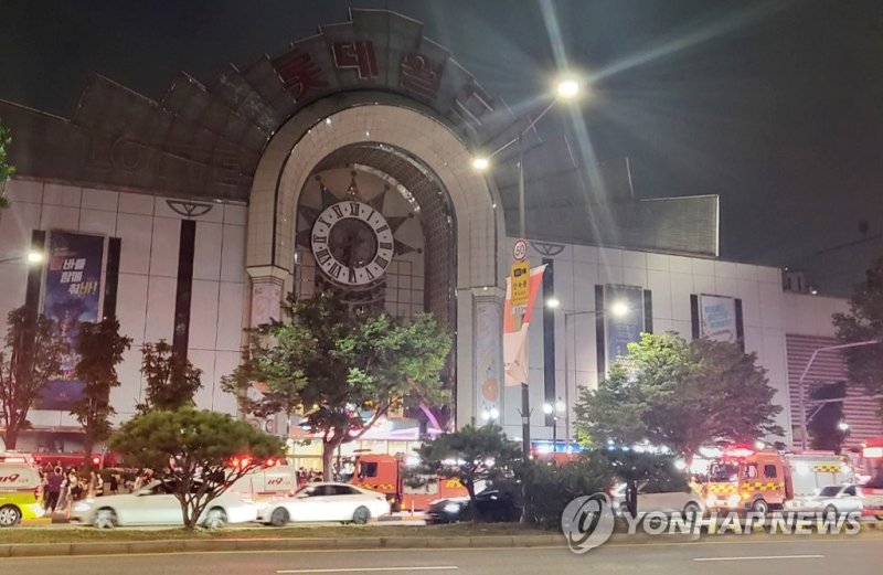 잠실 롯데백화점 의류매장 화재 발생 (서울=연합뉴스) 롯데백화점 잠실점 의류 매장에서 화재가 발생한 28일 오후 서울 송파구 롯데월드 인근에 소방차들이 세워져 있다. 2023.7.28 [독자 제공. 재판매 및 DB 금지] photo@yna.co.kr (끝)