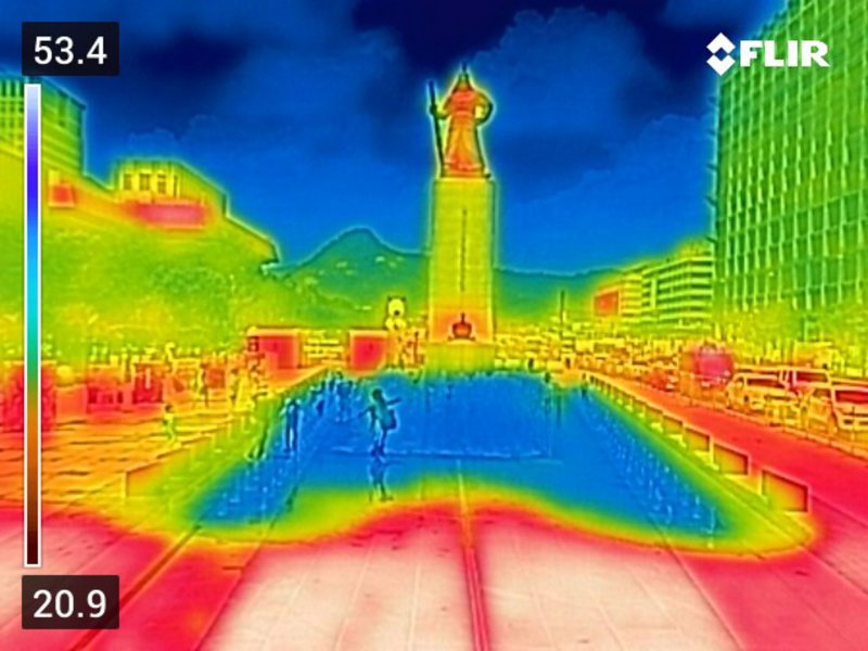 전국 대부분의 지역에 폭염경보가 발령된 28일 열화상카메라로 바라본 서울 광화문광장의 모습. 온도가 높을수록 사진 속 붉은색으로 나타나며 상대적으로 온도가 낮은 곳은 푸른 색으로 나타난다. 기상청은 전국 최고 체감온도가 35도 안팎까지 올라갈 수 있다고 예보했다. 2023.7.28/뉴스1 ⓒ News1 유승관 기자