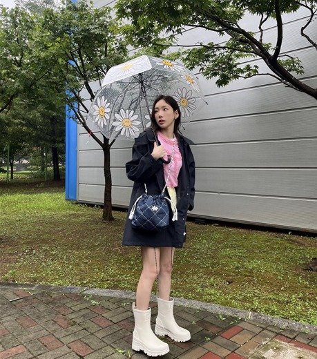 가수 태연이 티피코시의 '포피 데님 퀼팅백'을 착용하고 있는 모습.(태연인스타그램)