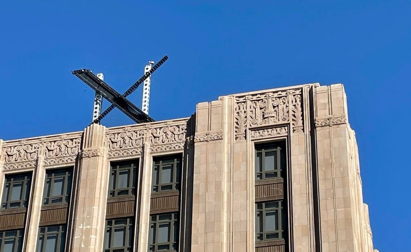 미국 캘리포니아주 샌프란시스코 트위터 본사 건물에 28일(현지시간) 거대한 'X' 로고가 설치돼 있다. 소셜미디어 트위터는 이날 밤 모바일 애플리케이션에서도 트위터 대신 'X'로 이름이 교체됐고, 파랑새 로고 역시 사라졌다. AFP연합