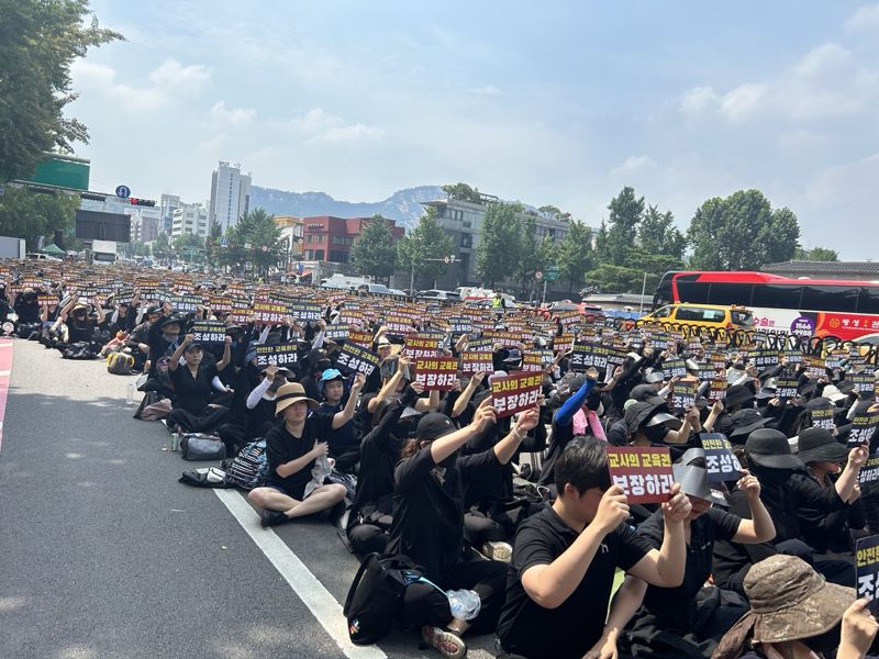 서이초 교사 사망 사건 관련 집회가 서울 종로구 경복궁역 인근에서 추모집회가 열리고 있다. /사진=강명연 기자