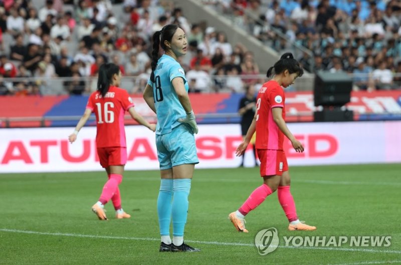 아쉬워하는 김정미 아쉬워하는 김정미 (서울=연합뉴스) 김성민 기자 = 8일 오후 서울월드컵경기장에서 열린 여자 축구대표팀의 평가전 한국 대 아이티 경기. 선제골을 내준 한국 골키퍼 김정미가 아쉬워하고 있다. 2023.7.8 ksm7976@yna.co.kr (끝)