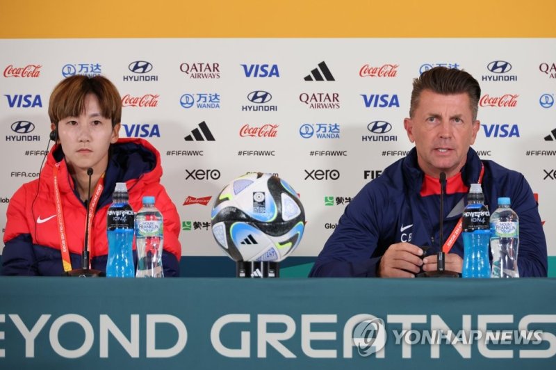 여자 월드컵 모로코전 공식 기자회견 여자 월드컵 모로코전 공식 기자회견 (애들레이드=연합뉴스) 김주성 기자 = 한국 여자 축구대표팀의 콜린 벨 감독(오른쪽)과 베테랑 수비수 임선주가 29일 오후(한국시간) 호주 사우스오스트레일리아주 애들레이드의 하인드마시 스타디움에서 모로코와의 조별리그 2차전을 하루 앞두고 열린 기자회견에서 취재진의 질문에 답하고 있다. 2023.7.29 utzza@yna.co.kr (끝)