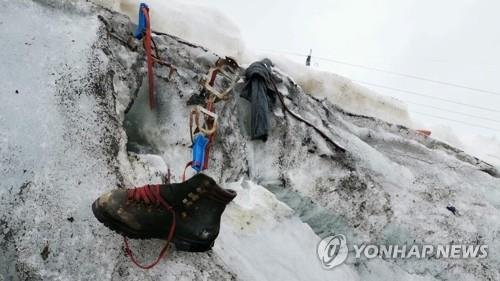 이달 초 스위스 테오둘 빙하에서 발견된 실종된 독일 등반가의 등산화/사진=연합뉴스