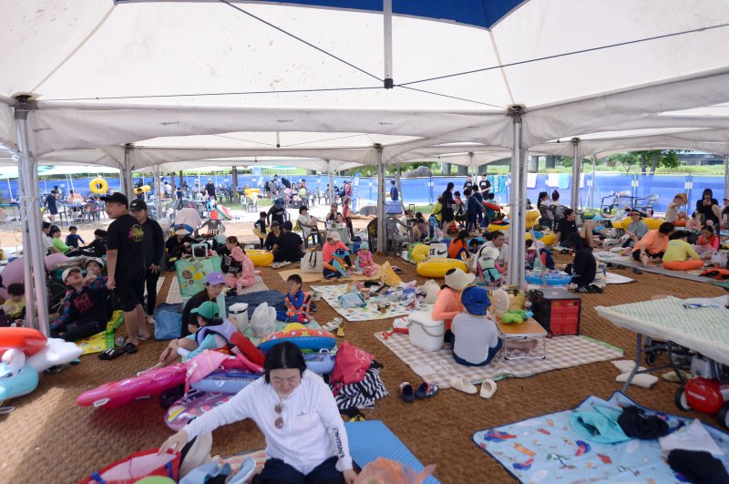 폭염특보가 닷새째 이어지고 있는 29일 오후 광주 북구 산동교 친수공원 물놀이장 그늘막에서 시민들이 휴식을 취하고 있다. 2023.7.29/뉴스1 ⓒ News1 이승현 기자